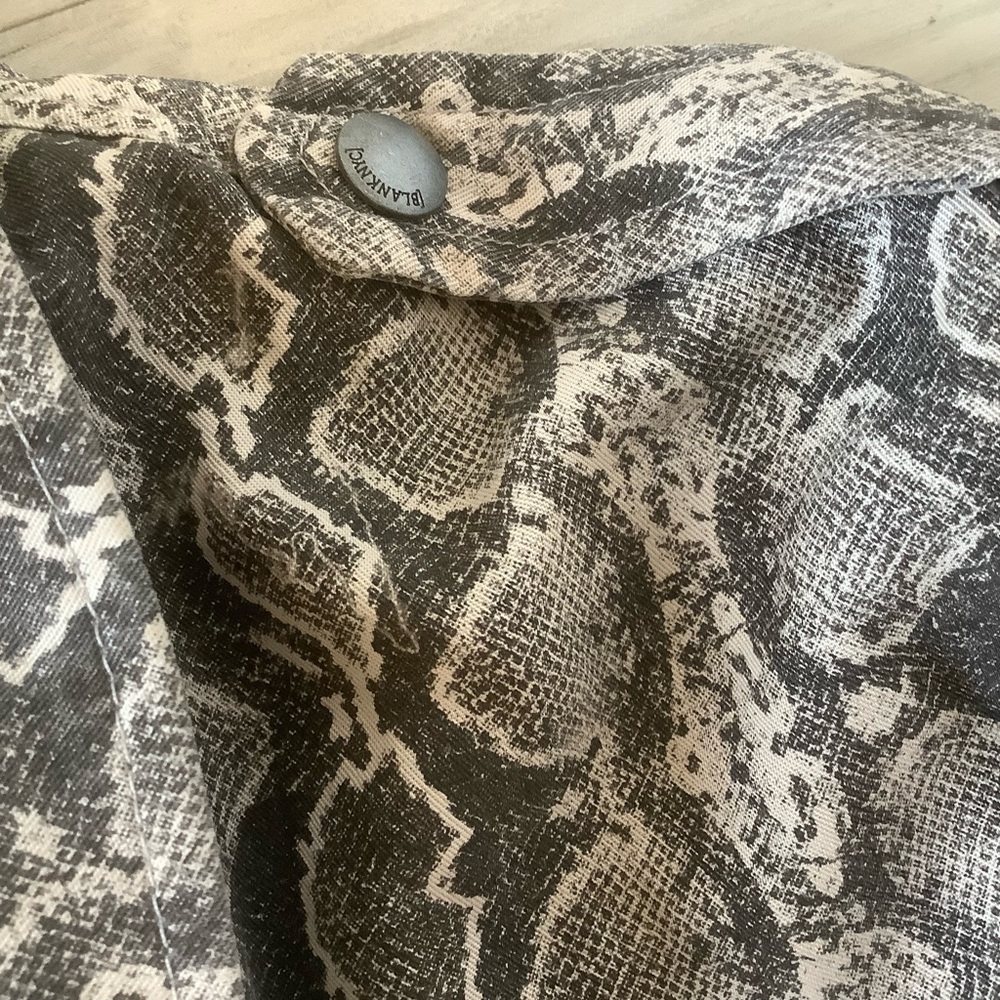 Blank NYC soft snakeskin cropped zipper jacket lightweight size medium - Picture 7 of 9